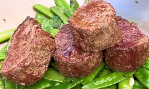 Bifteky z pravé svíčkové s cukrovým hráškem