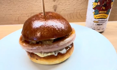 Burger s vinnou klobásou a kysaným zelím