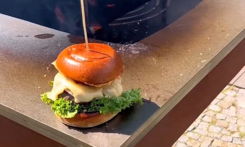 Burger se sýrem raclette