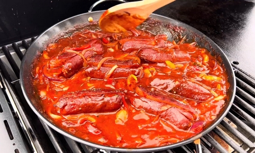 Buřty na černém pivu na grilu