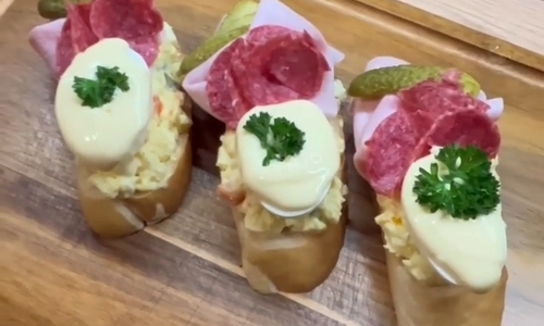 Chlebíčky se šunkou, uherákem a vejcem