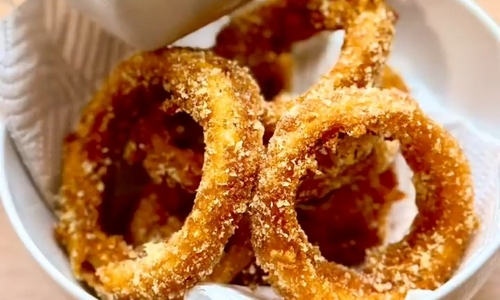 Cibulové kroužky s majonézou z pečeného česneku