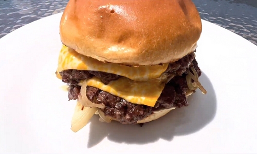 Cibulový smash burger