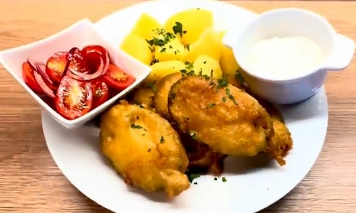 Cuketa v těstíčku s brambory a tatarskou omáčkou