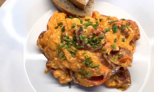 Domácí lečo s klobásou a krémovými vajíčky