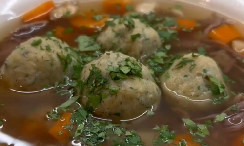 Drožďové knedlíčky v hovězí polévce