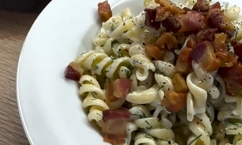 Fusilli s pancettou, stracciatellou a koprem
