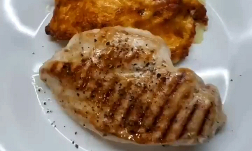 Gratinované brambory s grilovaným kuřecím masem