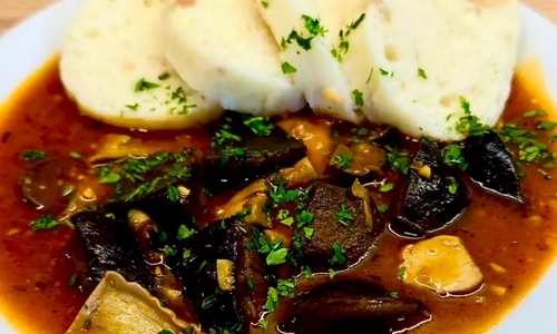 Guláš z lesních hub s uzenou paprikou