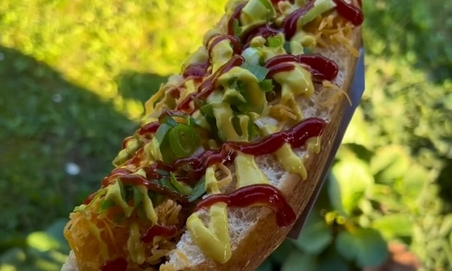 Hot dog s cigárem, slaninou, čedarem a jalapeňo