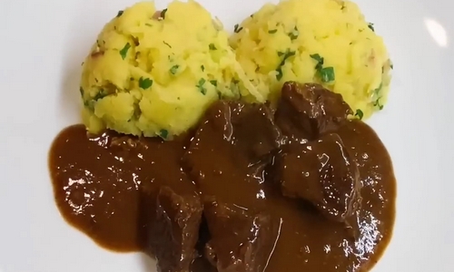 Hovězí na česneku z trouby se šťouchanými brambory