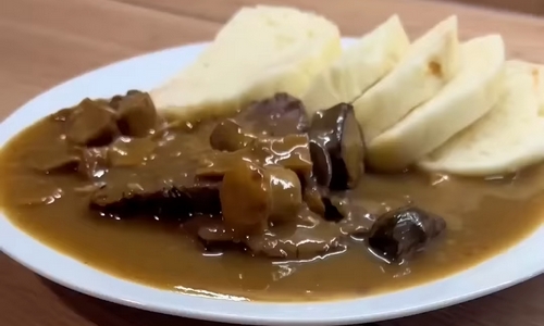 Hovězí pečeně na houbách s houskovým knedlíkem