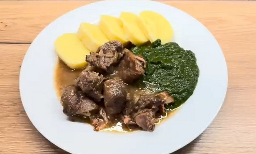 Kančí výpečky, bramborové knedlíky, špenát