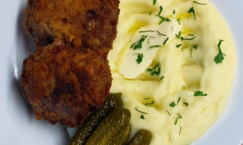 Karbanátky z mletého masa s bramborovou kaší