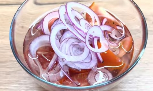 Klasický český rajčatový salát