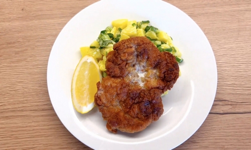 Křehký řízek z vepřové krkovice v troubě