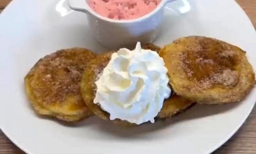 Lívance ve skořicovém cukru a jahody se smetanou