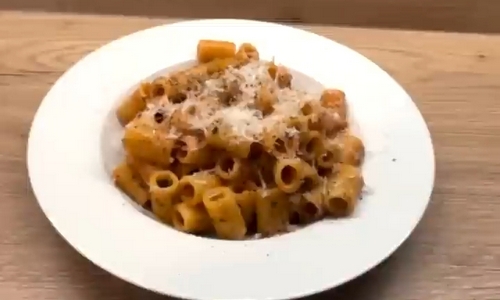 Pasta mezzi rigatoni se salsicciou
