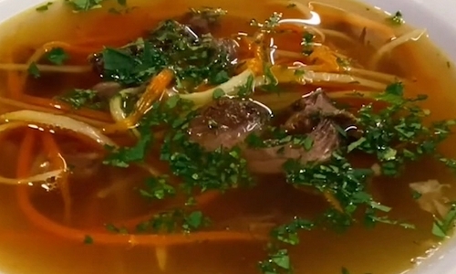 Pomalu tažený hovězí vývar