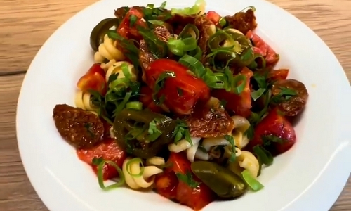 Rajčatový salát s těstovinami a chorizem
