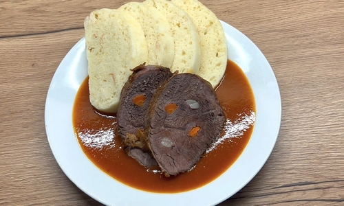 Rajská omáčka s hovězím masem a knedlíky