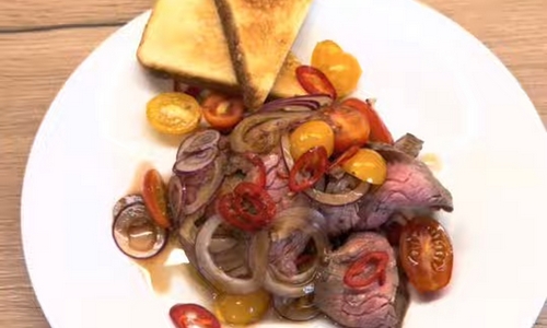 Salát s filírovaným flank steakem