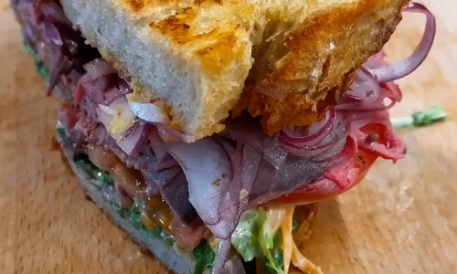 Sendvič s anglickým roastbeefem