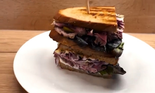 Sendvič s roastbeefem z pravé svíčkové