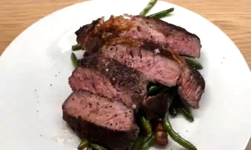 Steak z vysoké roštěné připravený metodou sous vide