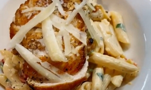 Těstovinový salát s kuřecím masem