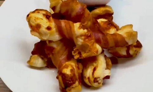 Tyčinky z listového těsta s čedarem a slaninou