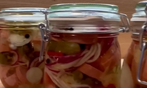 Utopenci s kysaným zelím a jalapeňo papričkou