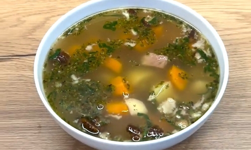 Uzená polévka s masem, kořenovou zeleninou a bramborami