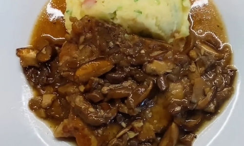 Vepřové kotlety na houbách se šťouchanými brambory