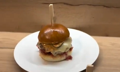 Vepřový burger s kimchi a blaťáckým zlatem