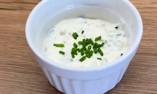 Česnekový dip s pažitkou