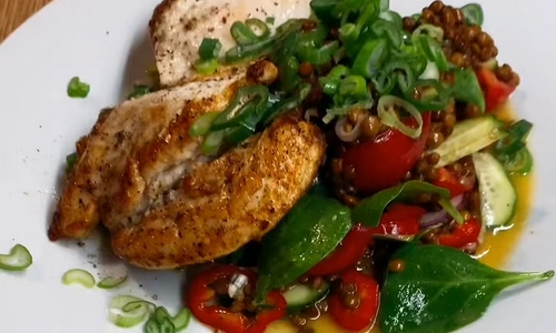 Čočkový salát se zeleninou, dresinkem a kuřecím prsem