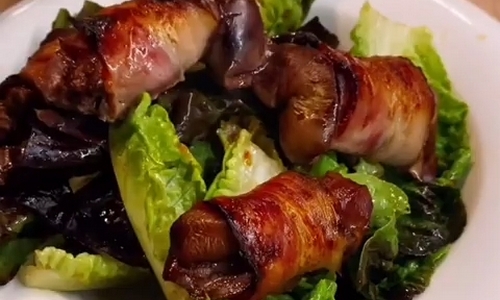 Játra ve slanině na salátu