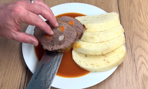 Kynutý houskový knedlík