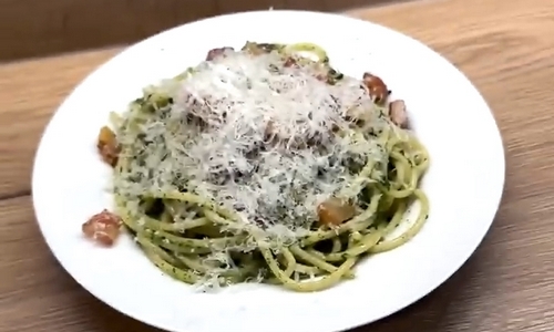 Špagety se špenátem a pancettou