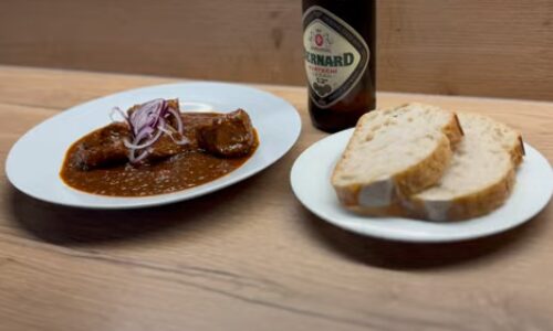 Poctivý vepřový guláš z jedné pánve