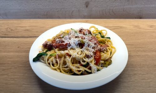 Linguine s pečenými rajčaty, salsicciou a medvědím česnekem