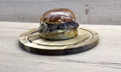 Trhaný bůček v bramborové bulce