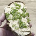 Máslo s karamelizovanou cibulí